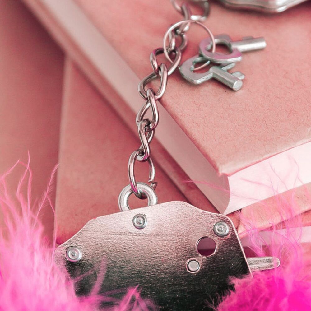 Наручники металеві adrien lastic handcuffs pink з рожевим пухнастим оздобленням Наручники металеві adrien lastic handcuffs pink з рожевим пухнастим оздобленням