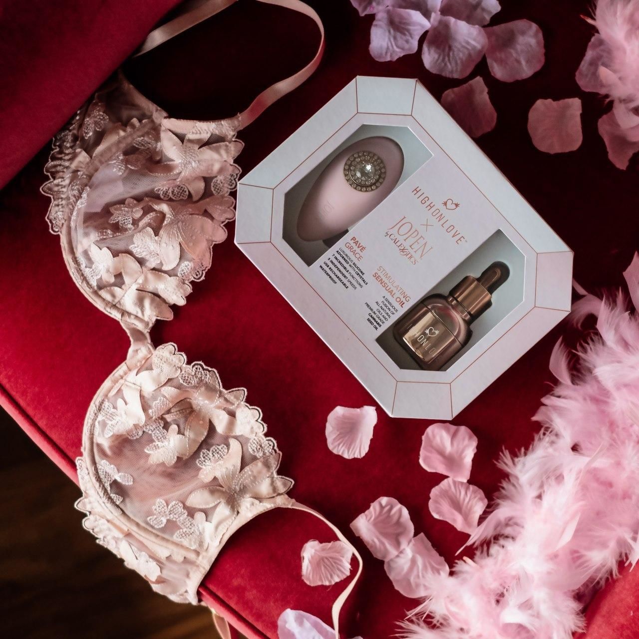 Подарунковий набір highonlove & jopen: objects of desire (краплі для клітора і вібратор з кристалами) Подарунковий набір highonlove & jopen: objects of desire (краплі для клітора і вібратор з кристалами)
