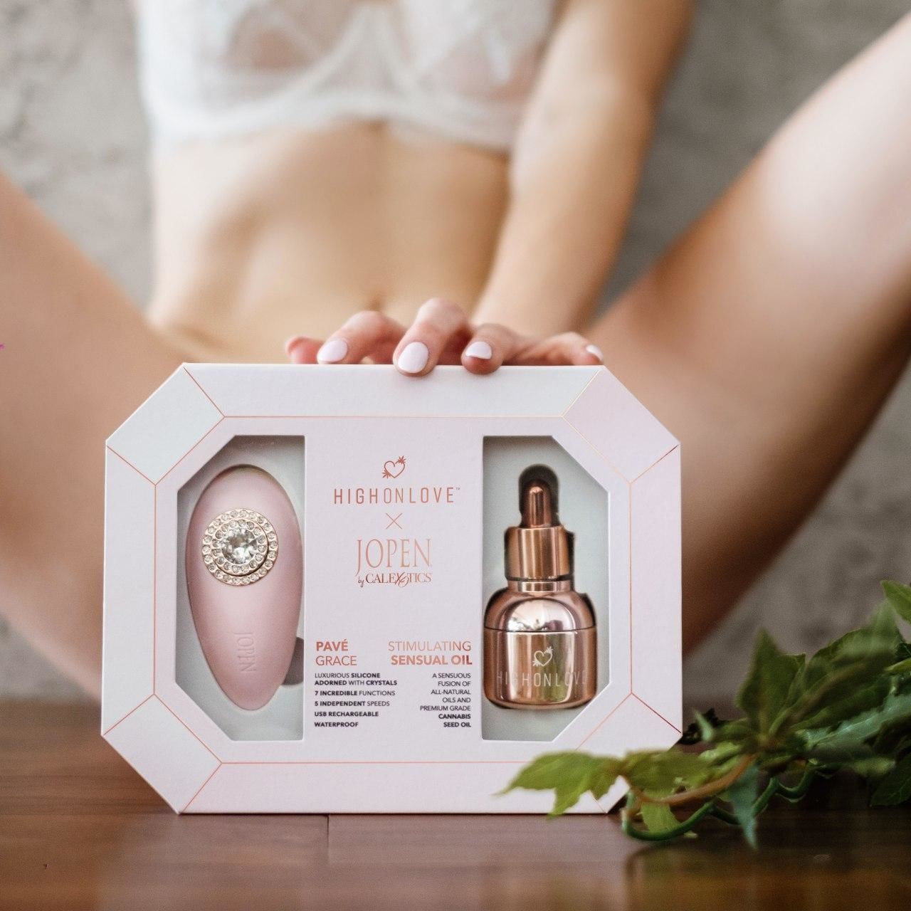 Подарунковий набір highonlove & jopen: objects of desire (краплі для клітора і вібратор з кристалами) Подарунковий набір highonlove & jopen: objects of desire (краплі для клітора і вібратор з кристалами)